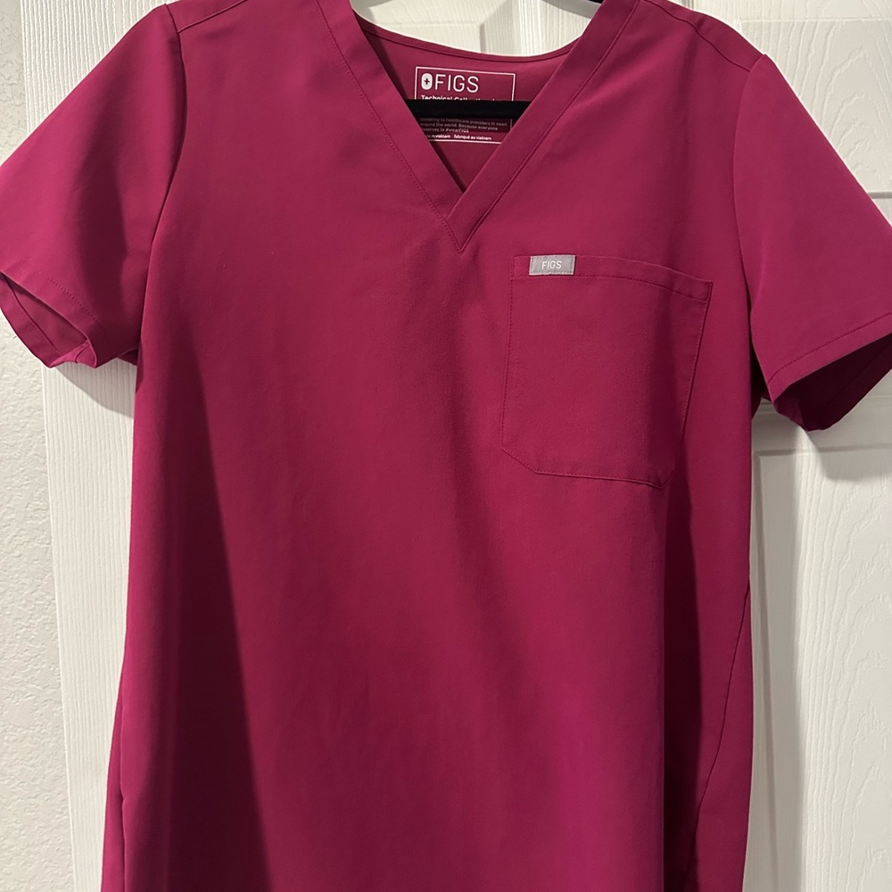 FIGS Magenta Medium Catarina Scrub Top with Small High Wasted Kade Cargo Pants
